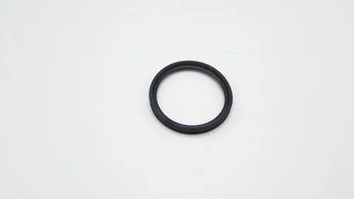 Schwarze Dichtung von Remeha, in Form eines Kreisrings, auf heller Unterlage platziert. Das Produkt ist schlicht und ohne erkennbare Maße dargestellt.